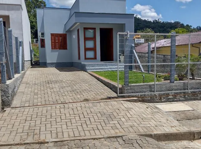 Grey House, Proximo A Gramado E Ao Templo Budista