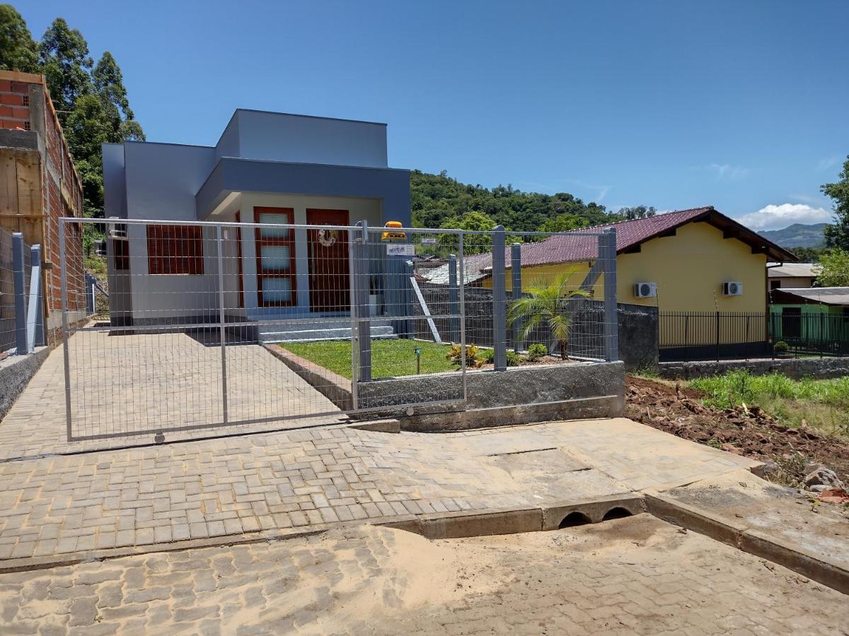 Grey House, Proximo A Gramado E Ao Templo Budista Holiday home *